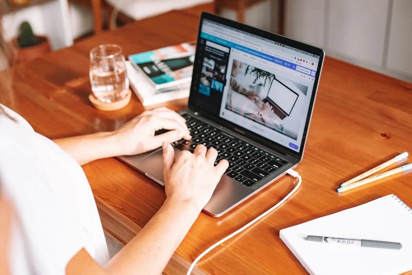 Un bureau dans un salon, ordinateur portable ouvert et documents d'assurance